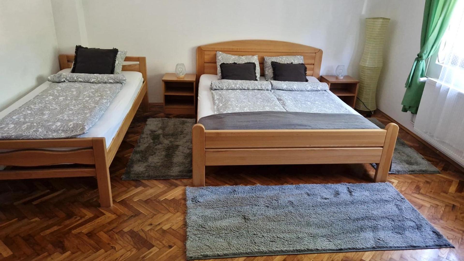 House Dado Hotel Jezerce Bilik gambar