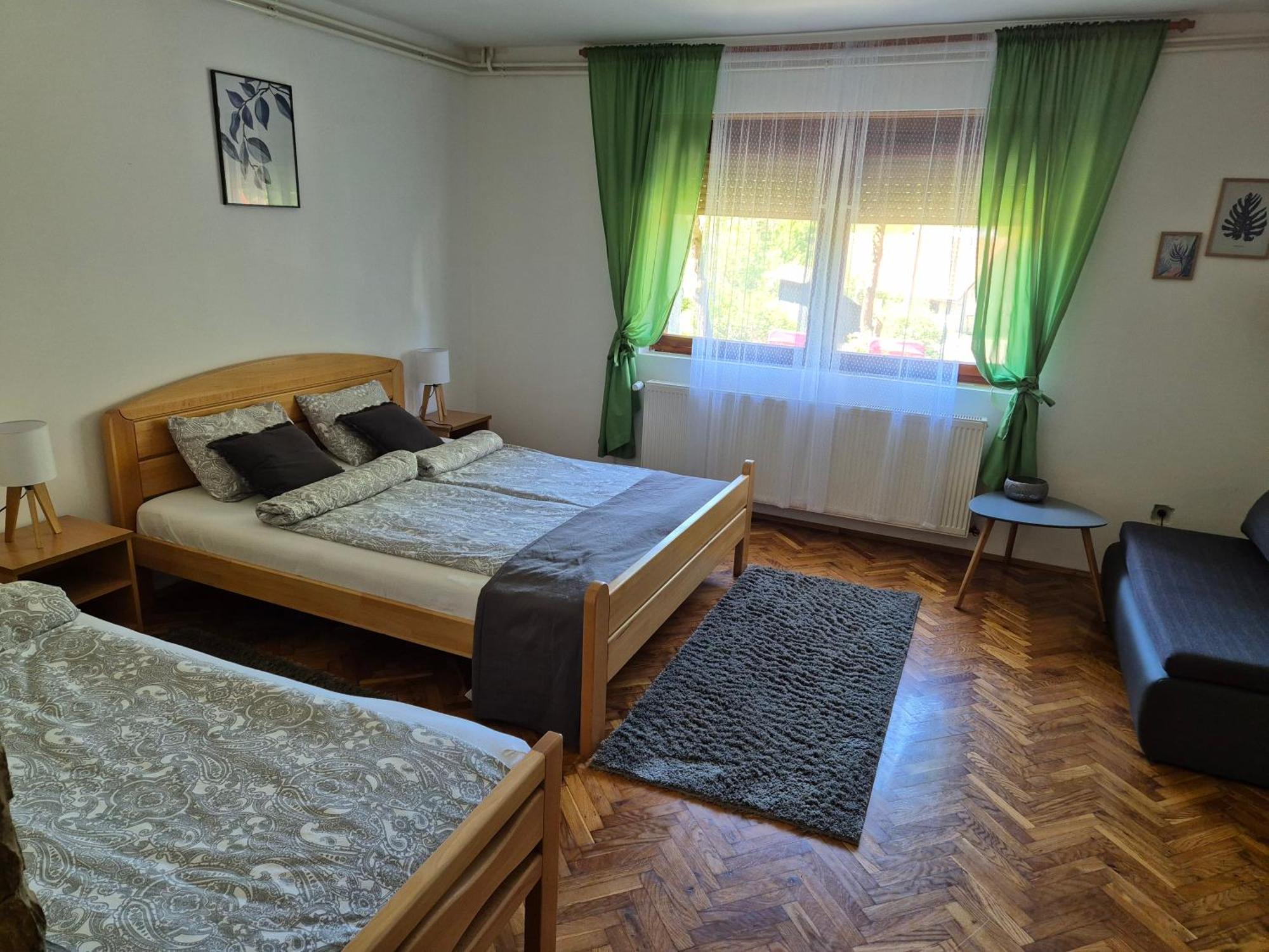 House Dado Hotel Jezerce Bilik gambar