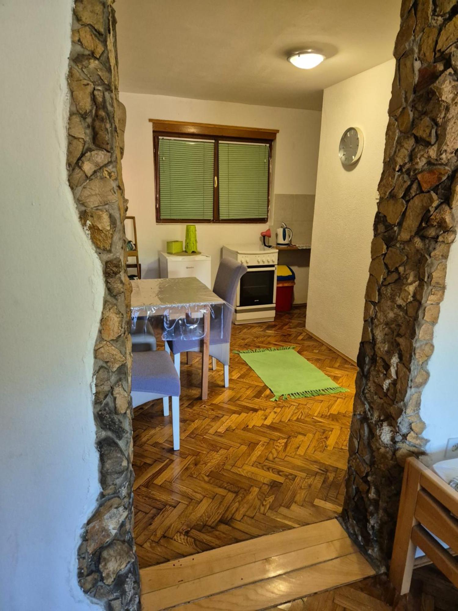 House Dado Hotel Jezerce Bilik gambar